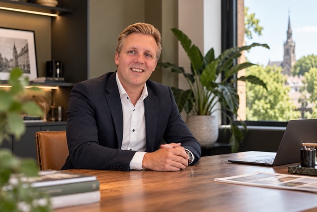 Gerben aan zijn bureau bij Keizer Makelaars